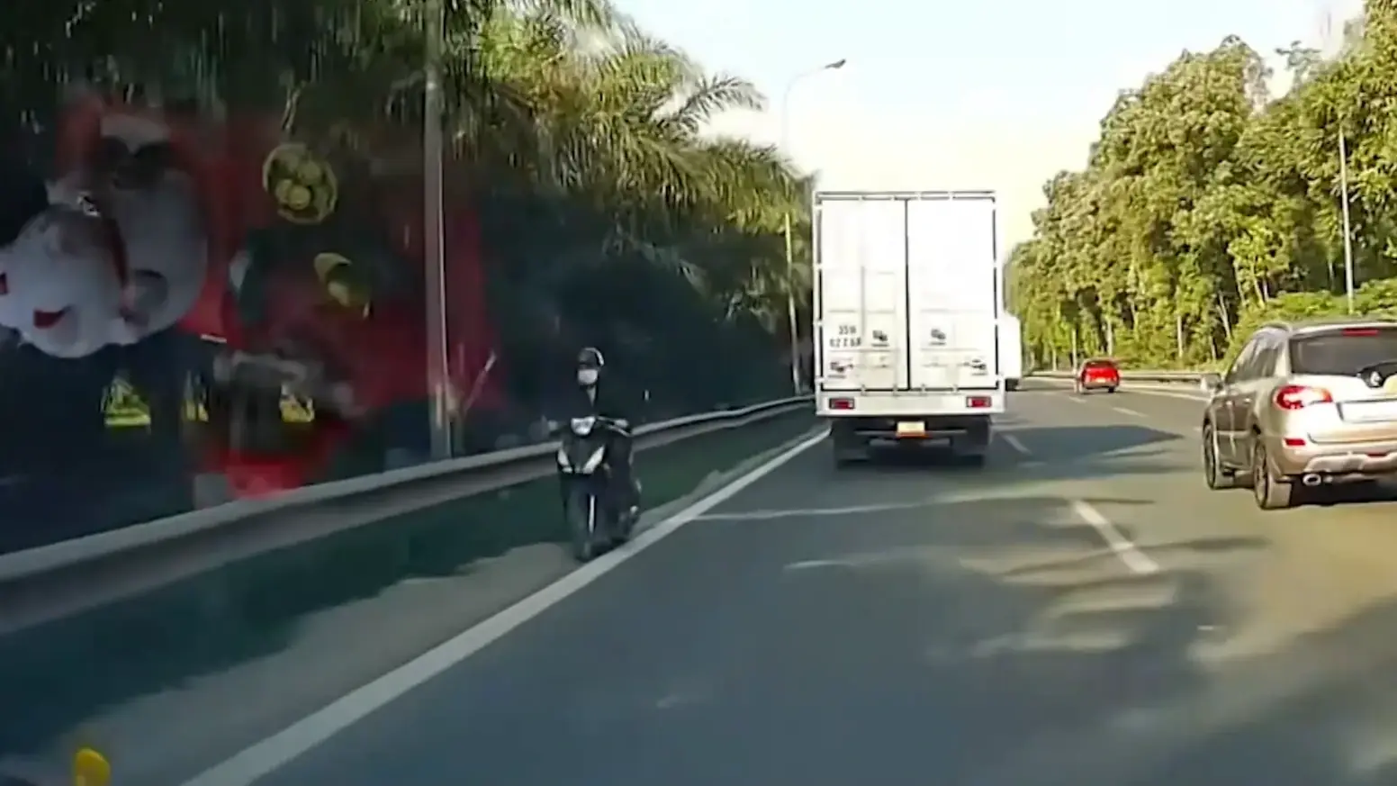 Xe máy đi ngược chiều trên Đại lộ Thăng Long
